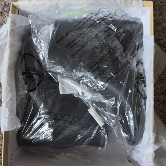 NWT New In Box MICHAEL MICHAEL KORS
Alane Pebbled Leather Ankle Boot Size 8.5 - Picture 4 of 11